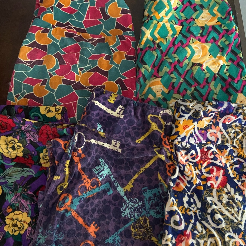 Bundle of OS Lularoe leggings.